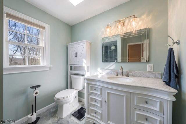 1 Radcliffe Dr, Roxbury Twp., NJ 07876