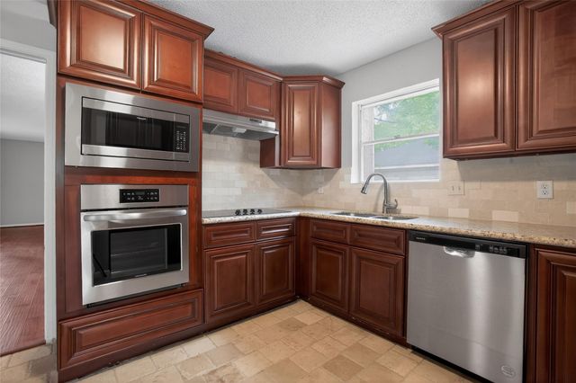 1927 Hidden Creek Drive, Kingwood, TX 77339