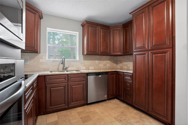 1927 Hidden Creek Drive, Kingwood, TX 77339