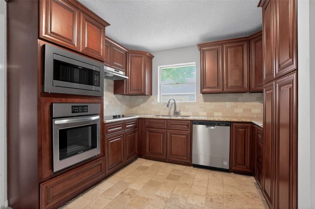 1927 Hidden Creek Drive, Kingwood, TX 77339