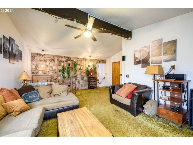 35267 S ACER Ln, Molalla, OR 97038