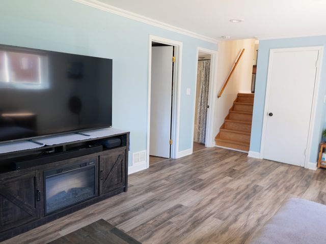 240 Brentwood Drive, Des Plaines, IL 60016