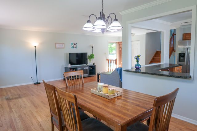 240 Brentwood Drive, Des Plaines, IL 60016