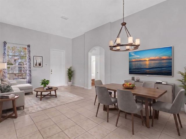 2117 NE 40th Rd, Homestead, FL 33033