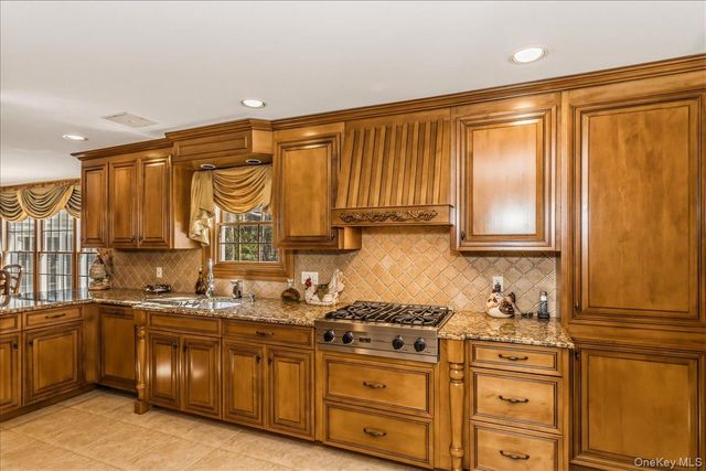 12 Bob O Link Lane, Northport, NY 11768