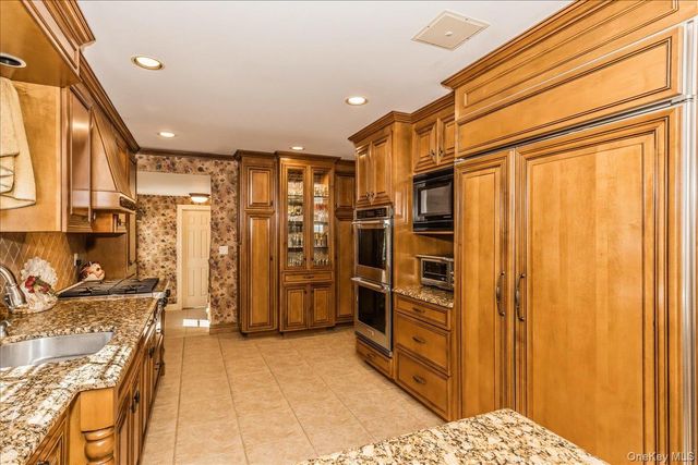 12 Bob O Link Lane, Northport, NY 11768