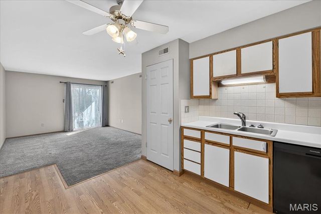 667 S Kirkwood Road 102, Kirkwood, MO 63122