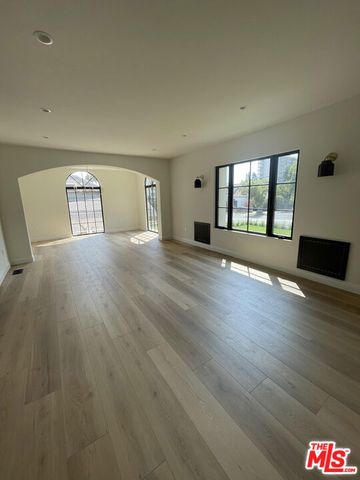 2300 N Commonwealth Avenue, Los Angeles, CA 90027