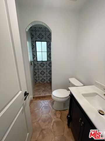2300 N Commonwealth Avenue, Los Angeles, CA 90027