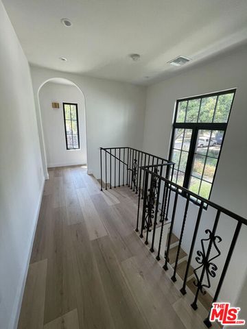 2300 N Commonwealth Avenue, Los Angeles, CA 90027