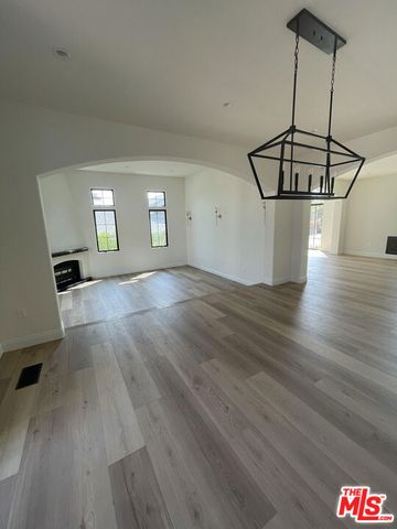 2300 N Commonwealth Avenue, Los Angeles, CA 90027
