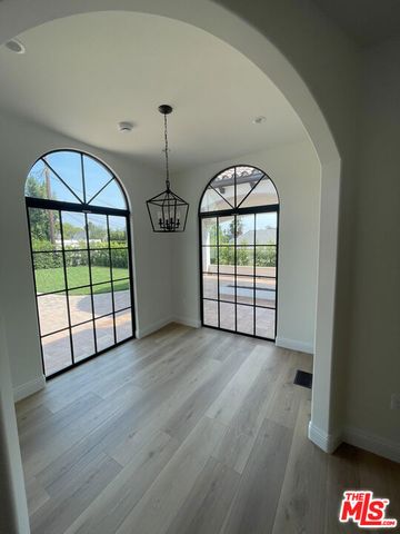 2300 N Commonwealth Avenue, Los Angeles, CA 90027