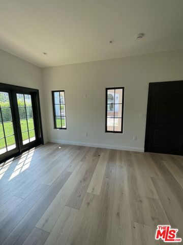 2300 N Commonwealth Avenue, Los Angeles, CA 90027