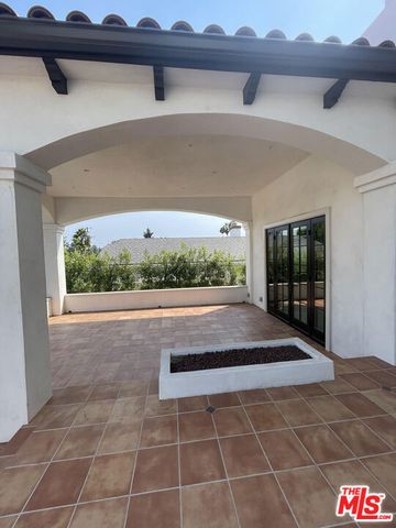 2300 N Commonwealth Avenue, Los Angeles, CA 90027