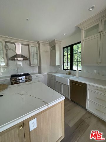 2300 N Commonwealth Avenue, Los Angeles, CA 90027