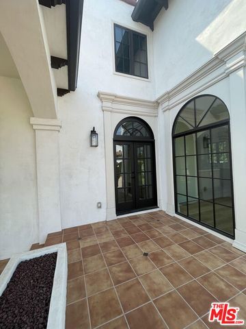 2300 N Commonwealth Avenue, Los Angeles, CA 90027