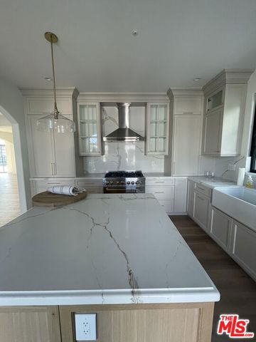 2300 N Commonwealth Avenue, Los Angeles, CA 90027