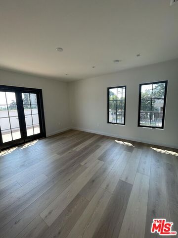 2300 N Commonwealth Avenue, Los Angeles, CA 90027