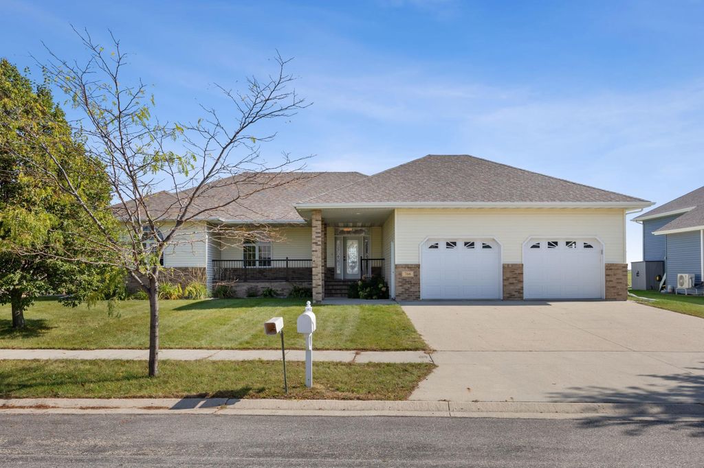 766 36th Street S, Moorhead, MN 56560