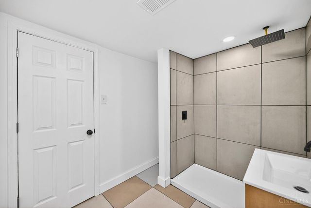 1989 Kinney Avenue, Cincinnati, OH 45207