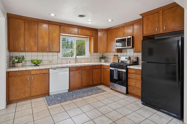1099 Villa Vista Ave, Yuba City, CA 95991