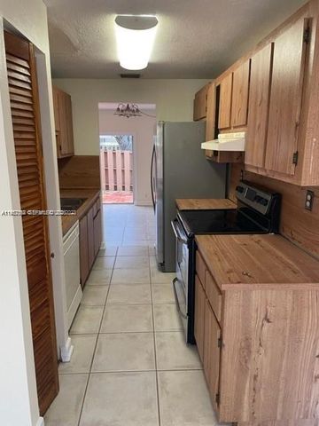 879 NW 81st Way 4, Plantation, FL 33324