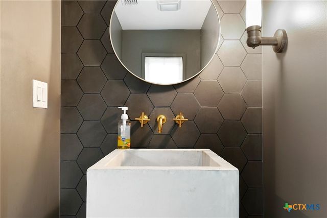 115 Lakeview Drive, Belton, TX 76513