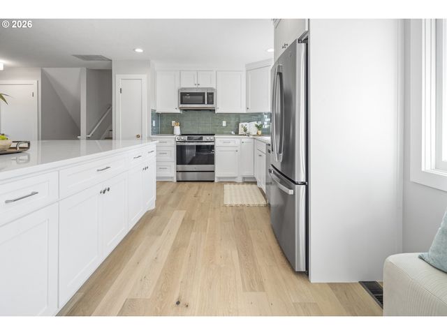 9375 Sw ROYAL WOODLANDS Dr, Beaverton, OR 97005
