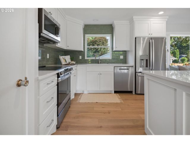 9375 Sw ROYAL WOODLANDS Dr, Beaverton, OR 97005