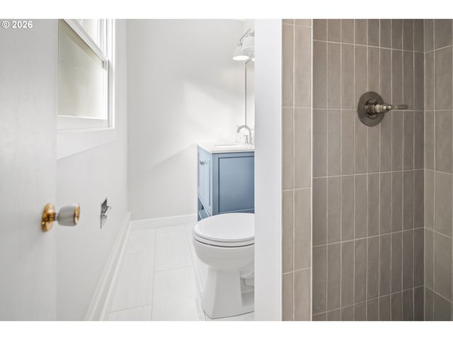 9375 Sw ROYAL WOODLANDS Dr, Beaverton, OR 97005