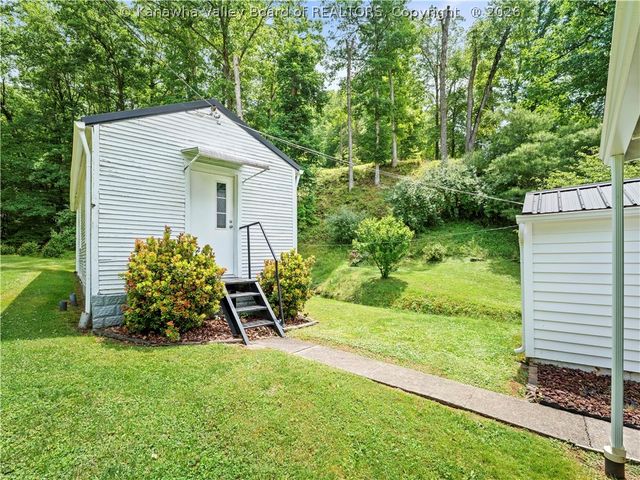 6172 State Rte 34 S, Hurricane, WV 25526