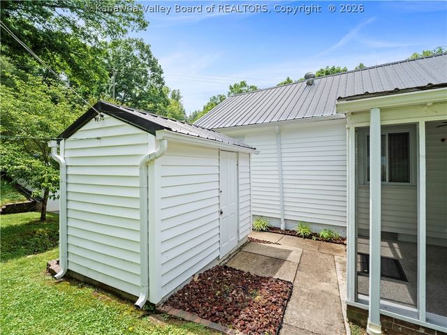 6172 State Rte 34 S, Hurricane, WV 25526