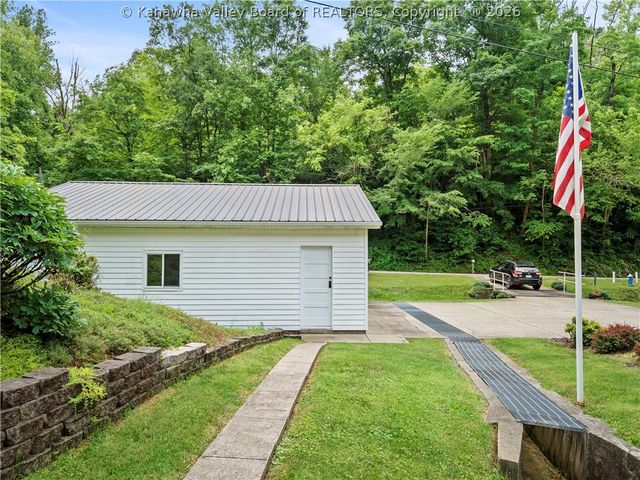 6172 State Rte 34 S, Hurricane, WV 25526