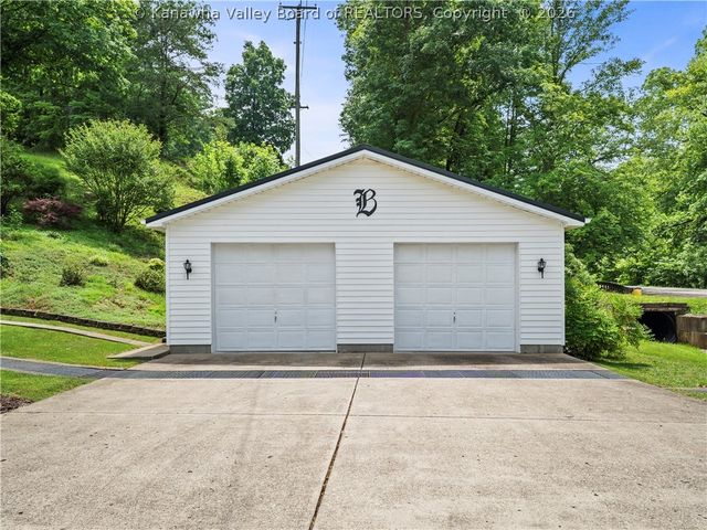6172 State Rte 34 S, Hurricane, WV 25526