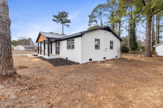 804 NW Lakecrest Drive, Fayetteville, NC 28301