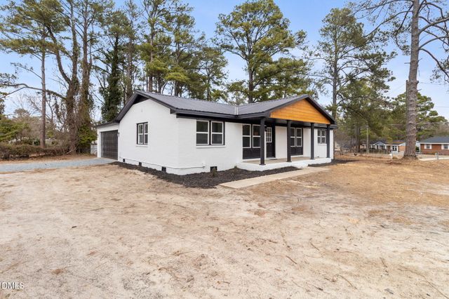 804 NW Lakecrest Drive, Fayetteville, NC 28301