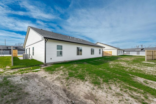 820 S Jay St, Valley Center, KS 67147