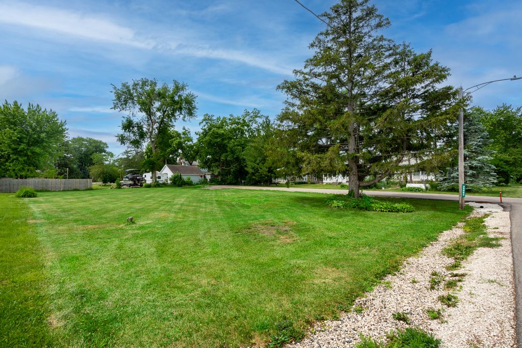 25063 W 3rd Street, Antioch, IL 60002