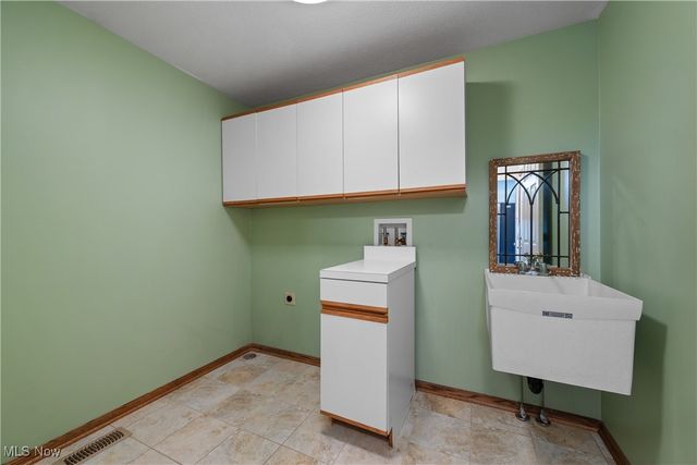 2441 W Bent Oak Circle, North Canton, OH 44720