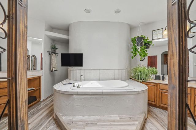 178 Loma Del Oro, Corrales, NM 87048