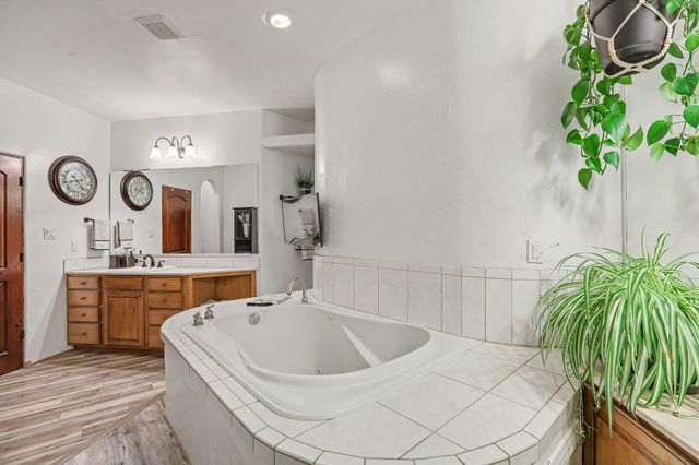 178 Loma Del Oro, Corrales, NM 87048