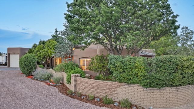 178 Loma Del Oro, Corrales, NM 87048