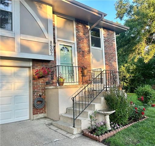 8507 Grandview Avenue, Overland Park, KS 66212