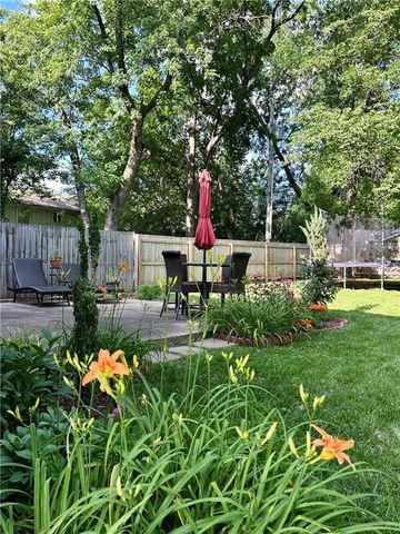 8507 Grandview Avenue, Overland Park, KS 66212