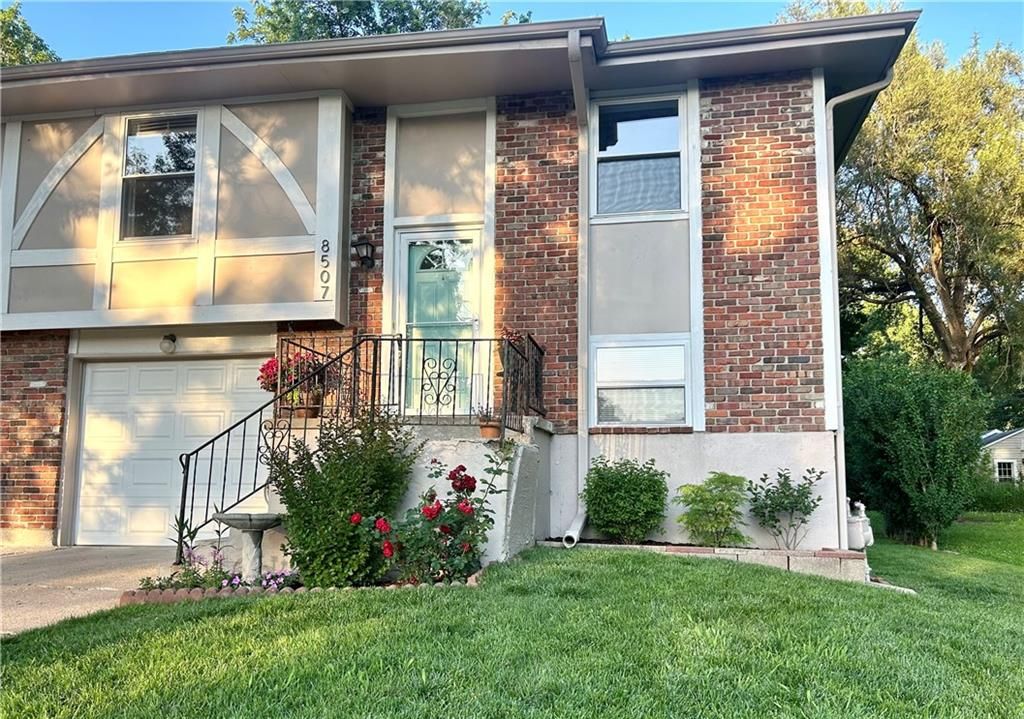 8507 Grandview Avenue, Overland Park, KS 66212