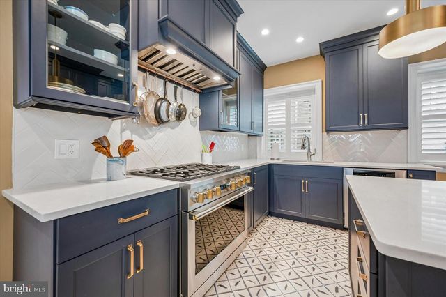 6482 SHERWOOD RD, Philadelphia, PA 19151