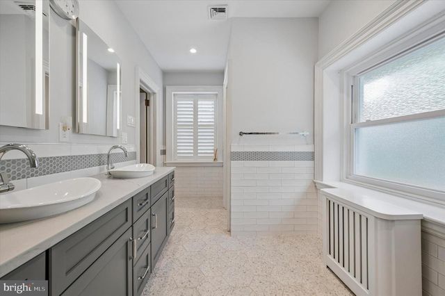 6482 SHERWOOD RD, Philadelphia, PA 19151