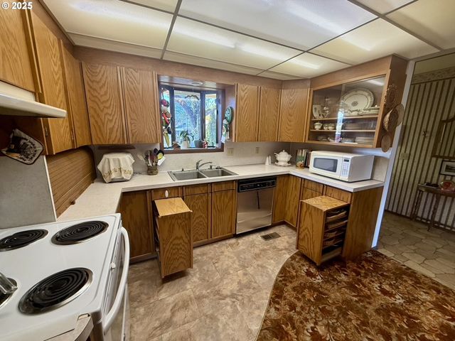 159 Ne LOMBARDY Dr, Roseburg, OR 97470