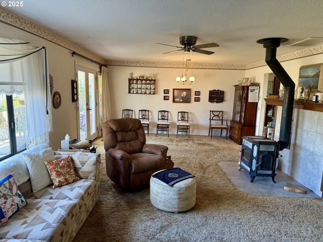 159 Ne LOMBARDY Dr, Roseburg, OR 97470