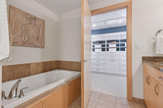 215 10th Avenue S 114, Minneapolis, MN 55415